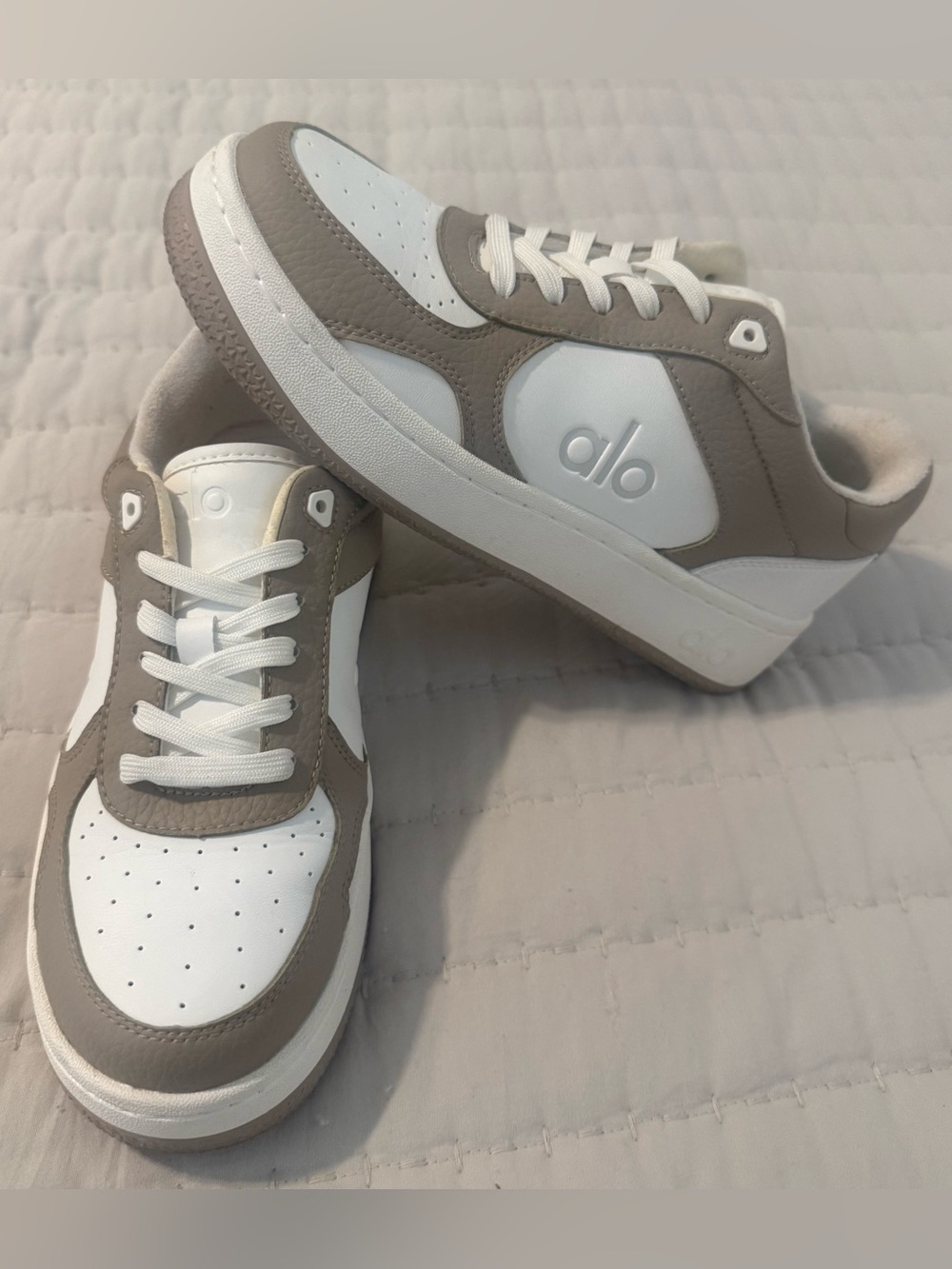 ALO Recovery Mode Sneakers in Gravel/White, women’s size 6.